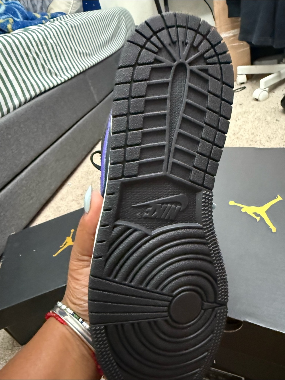 Jordan low sz 7big kids - Black, Purple & Yellow - Picture 2 of 3